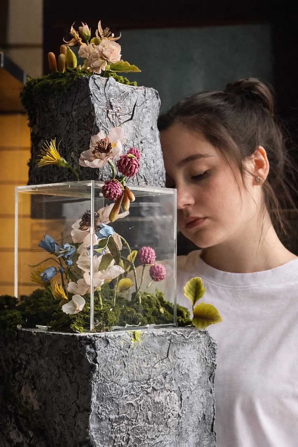 Кондитер работает над оформлением торта