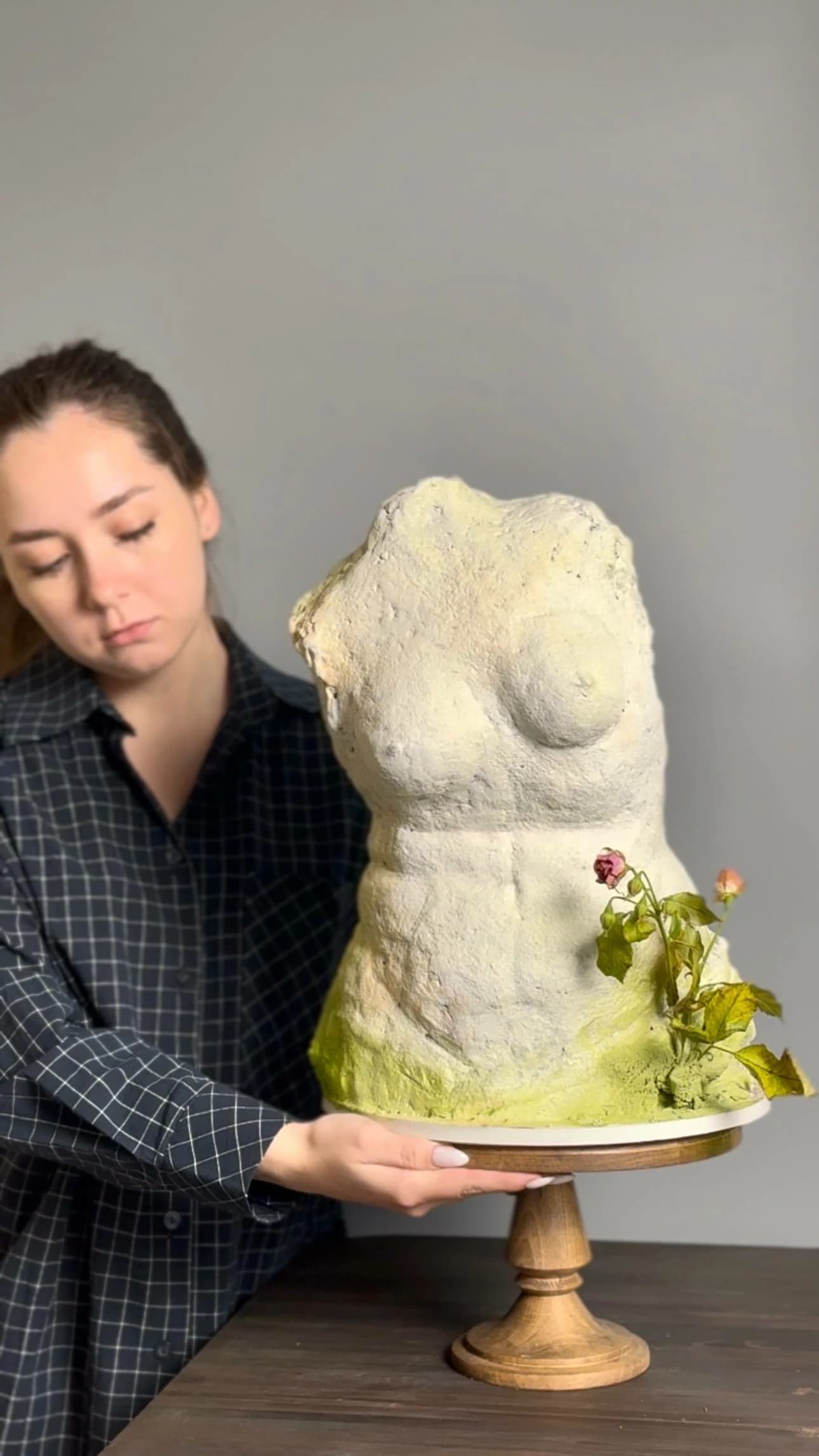 Автор студии Юмили во время работы над тортом