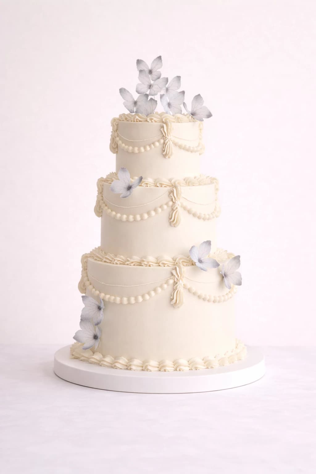 Кремовые бабочки — торт на заказ в Красноярске